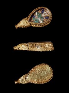 La joya de Alfred (oro, cristal de roca y esmalte)